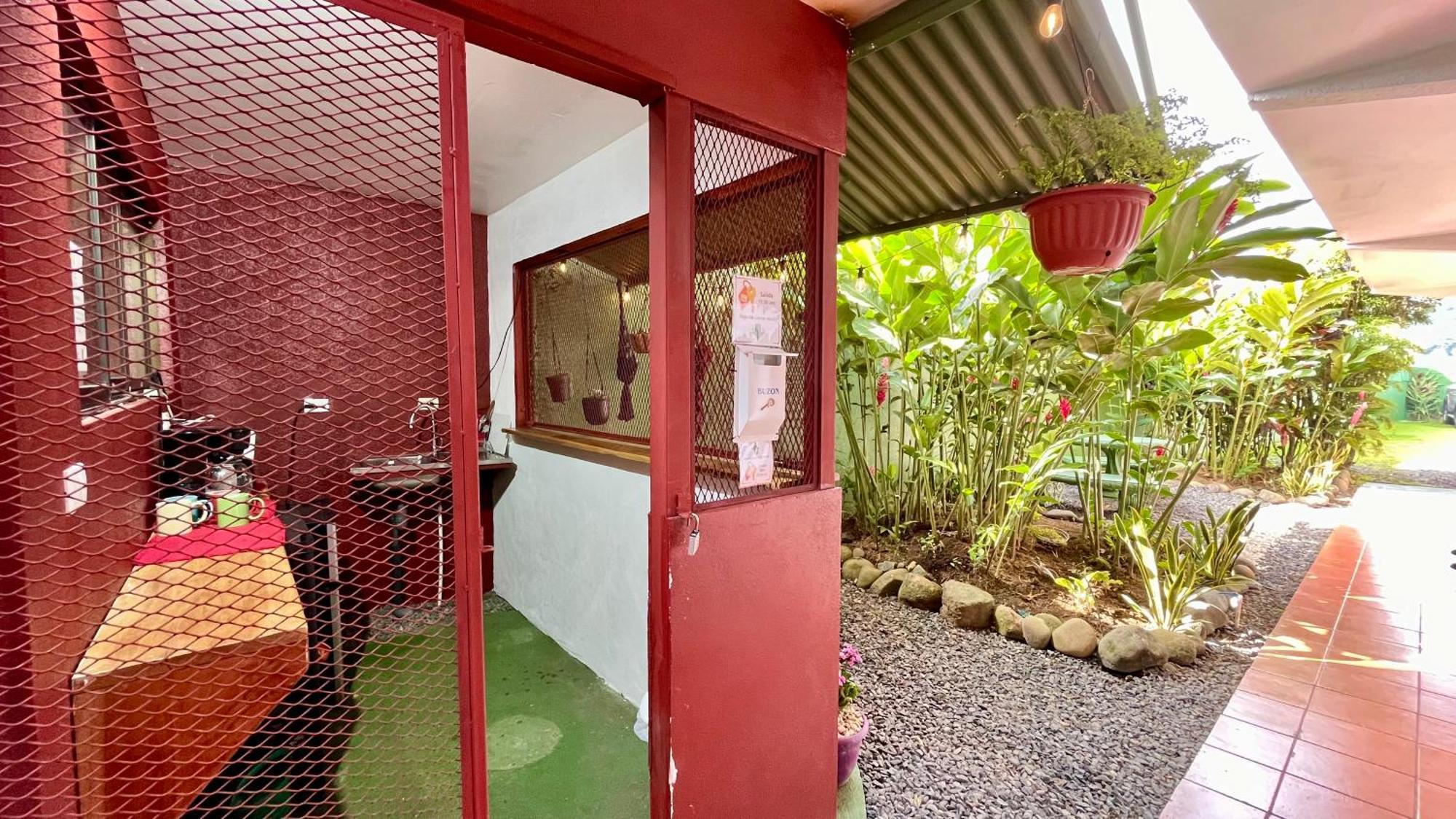 Hostal Nuevo Arenal Downtown, Private Rooms With Bathroom Zewnętrze zdjęcie