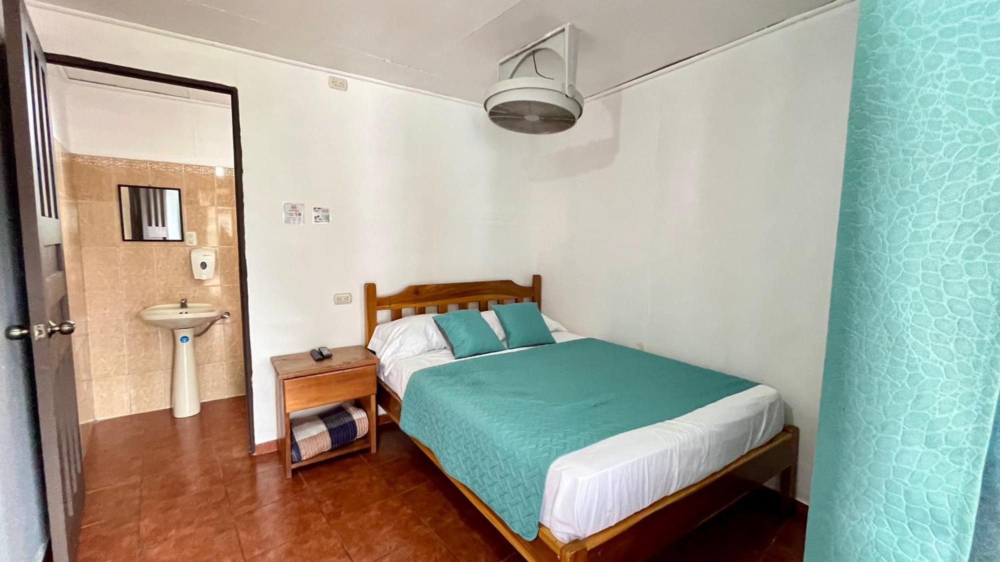 Hostal Nuevo Arenal Downtown, Private Rooms With Bathroom Zewnętrze zdjęcie