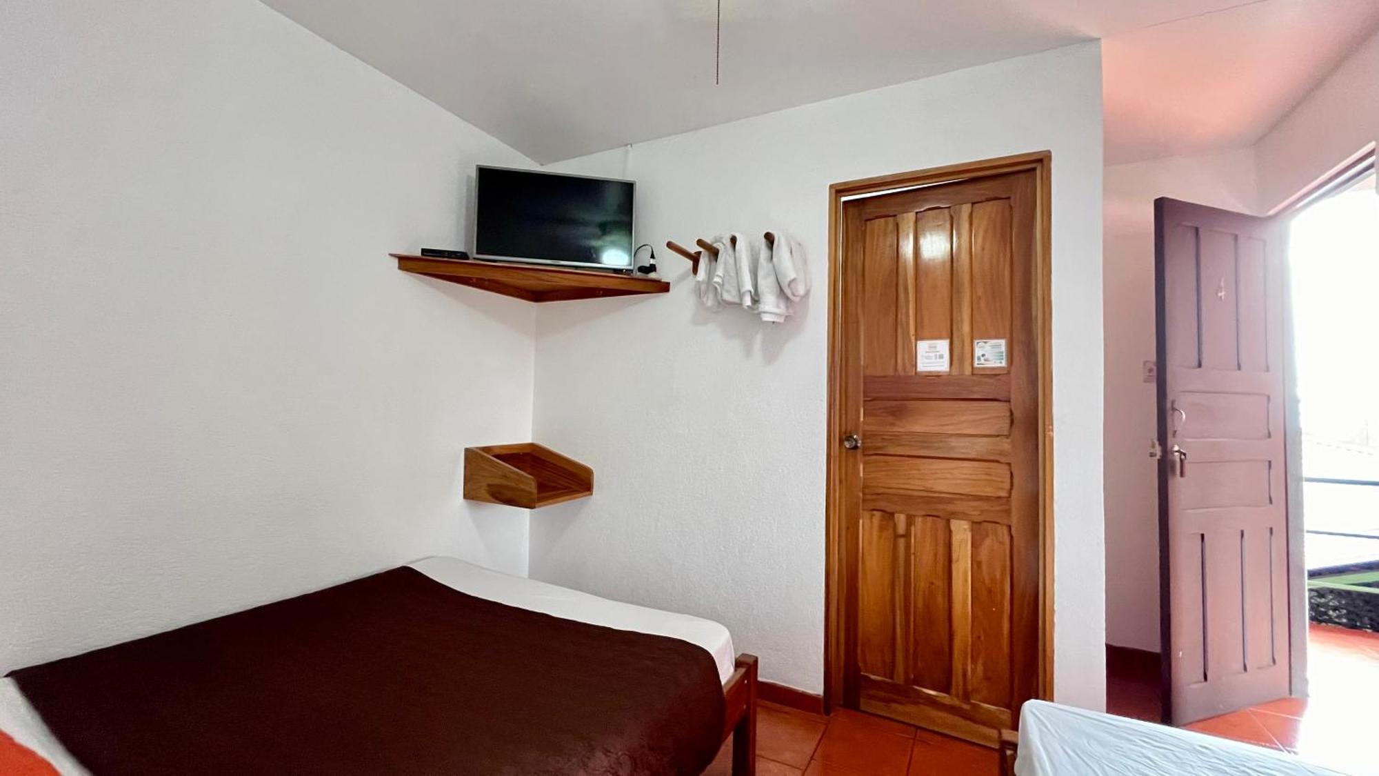 Hostal Nuevo Arenal Downtown, Private Rooms With Bathroom Zewnętrze zdjęcie