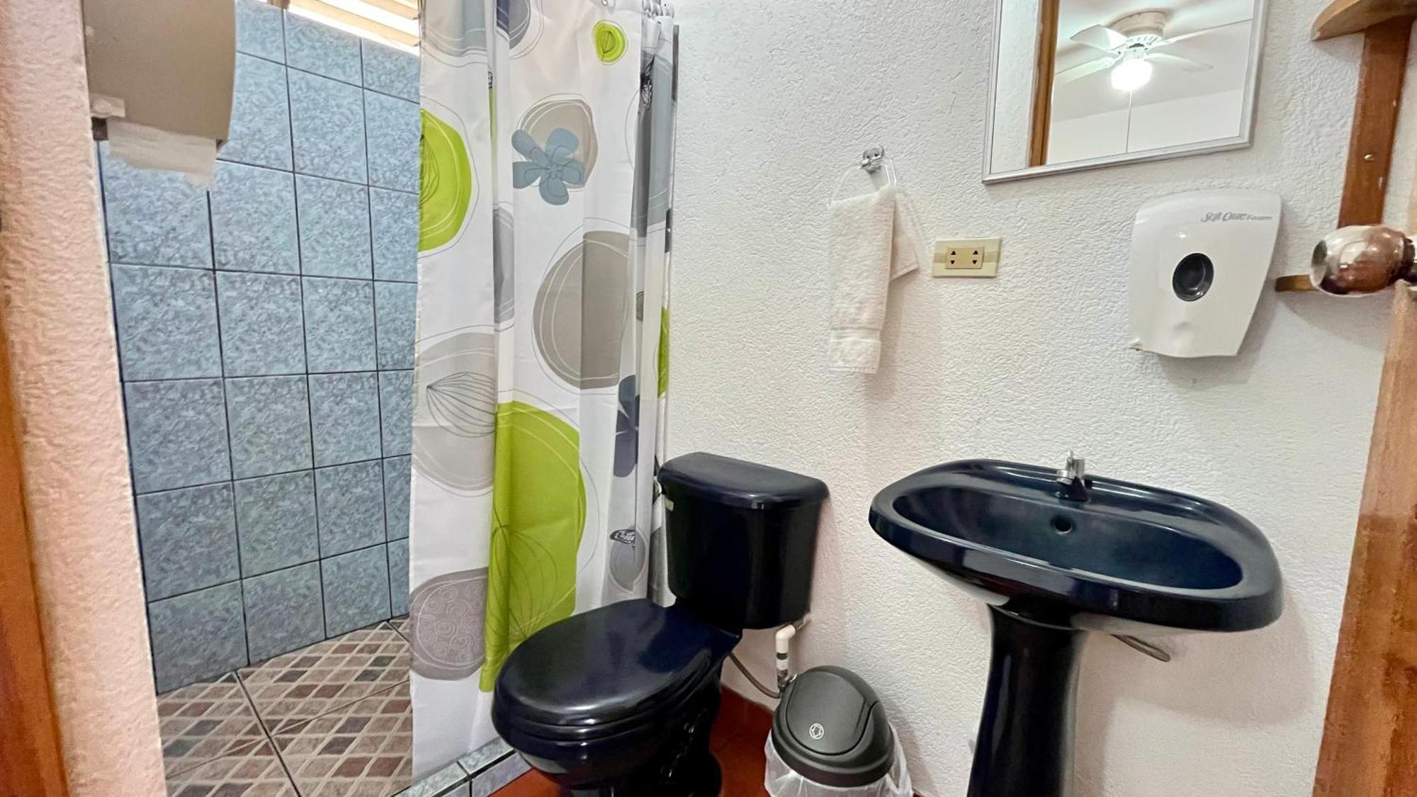 Hostal Nuevo Arenal Downtown, Private Rooms With Bathroom Zewnętrze zdjęcie
