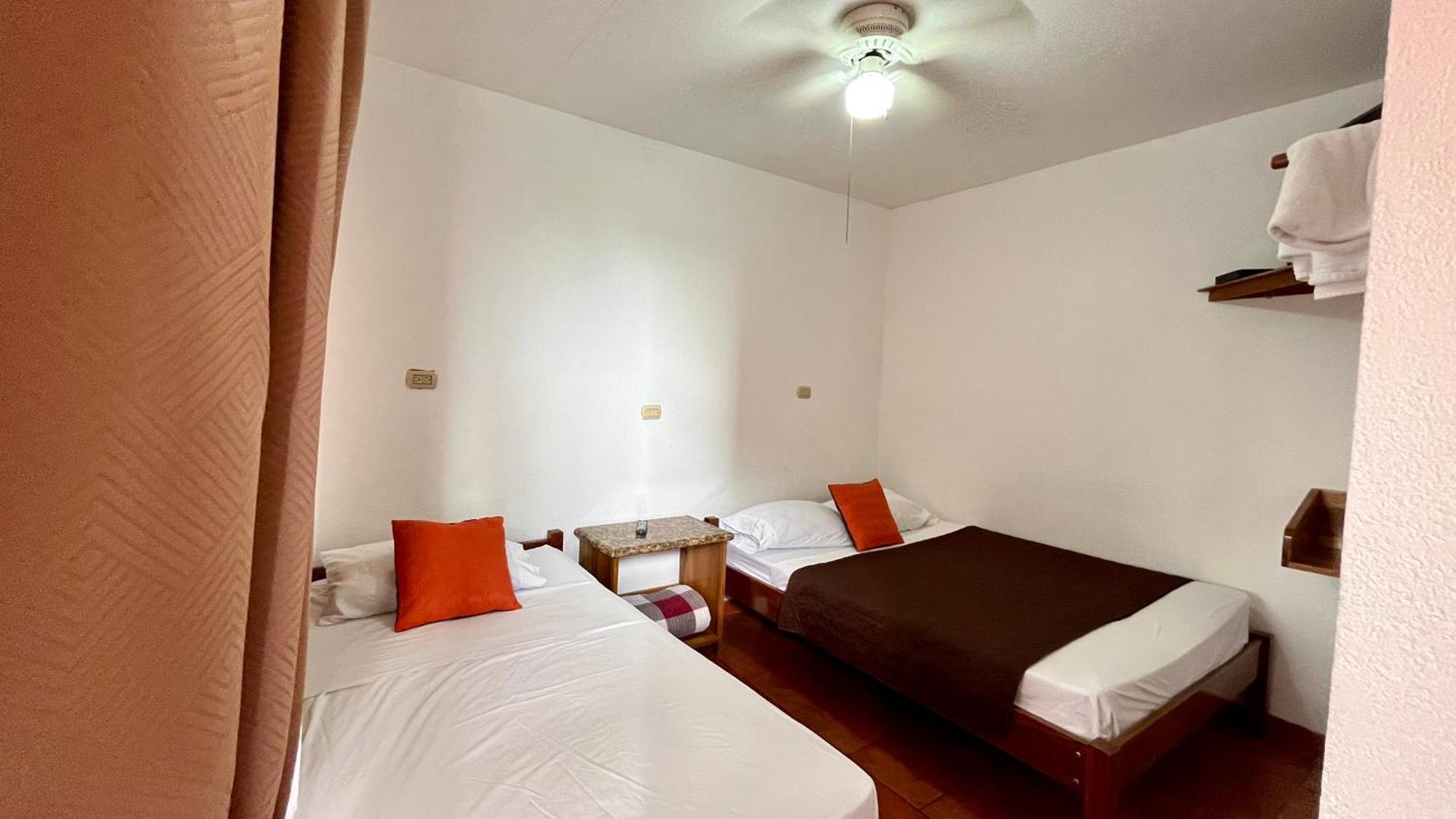 Hostal Nuevo Arenal Downtown, Private Rooms With Bathroom Zewnętrze zdjęcie
