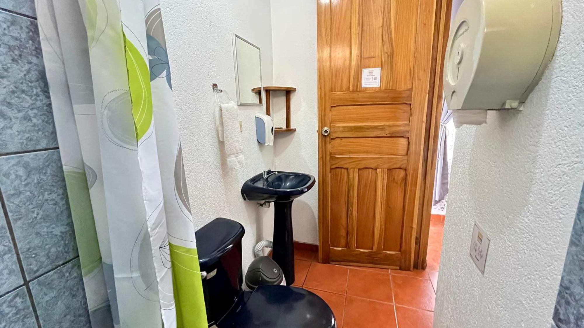 Hostal Nuevo Arenal Downtown, Private Rooms With Bathroom Zewnętrze zdjęcie