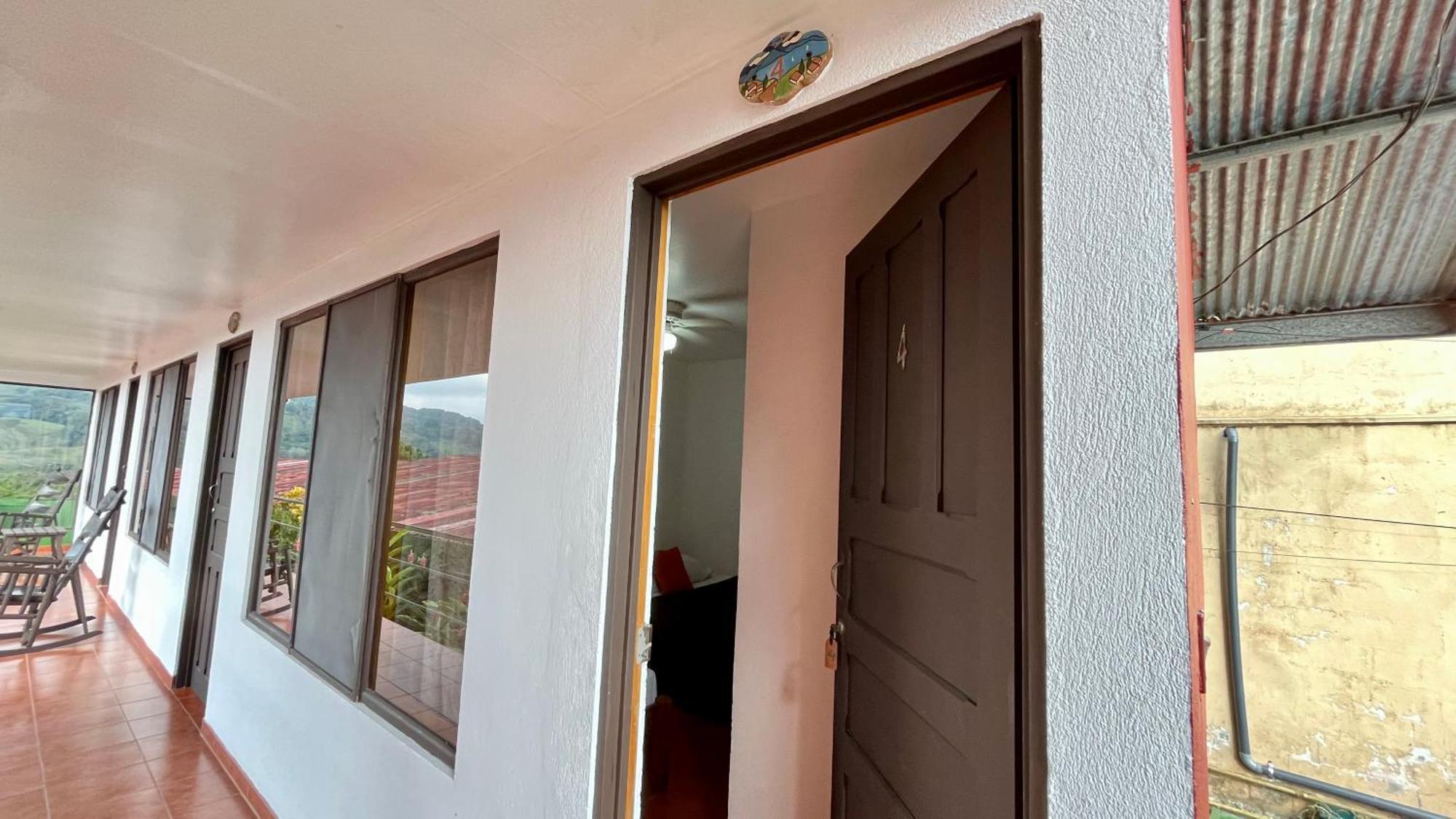 Hostal Nuevo Arenal Downtown, Private Rooms With Bathroom Zewnętrze zdjęcie